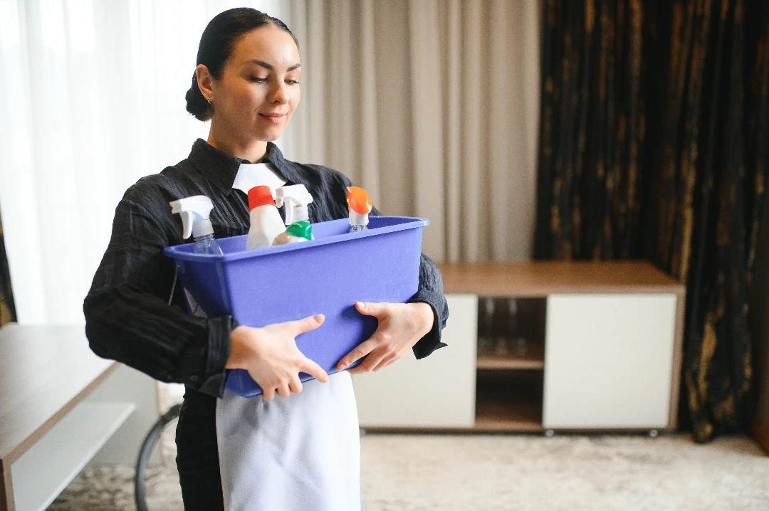 UAE employer calculating end of service benefits for a departing domestic worker
