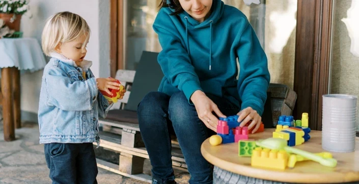 Temporary nanny in Dubai caring for a child during a short-term hire